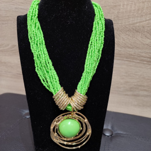 Collar de cuentas verdes con colgante dorado circular
