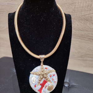 Collar dorado con colgante marino y estrella de mar