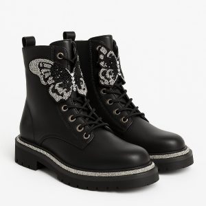 Bota negra con mariposas brillantes
