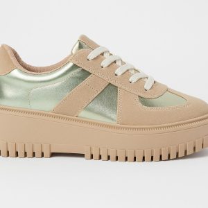 Zapatilla deportiva con plataforma en tono beige y acabado metalizado