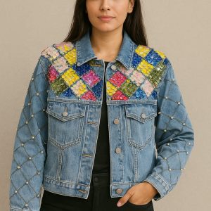 Chaqueta vaquera con bordado multicolor y detalles de perlas