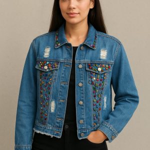 Chaqueta vaquera con piedras decorativas