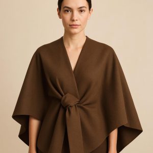 Capa de lana color chocolate con nudo frontal
