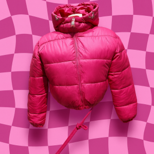 Plumífero corto fucsia con cinturón ajustable