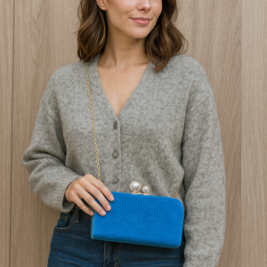 Clutch rígido azul con perlas y cadena dorada